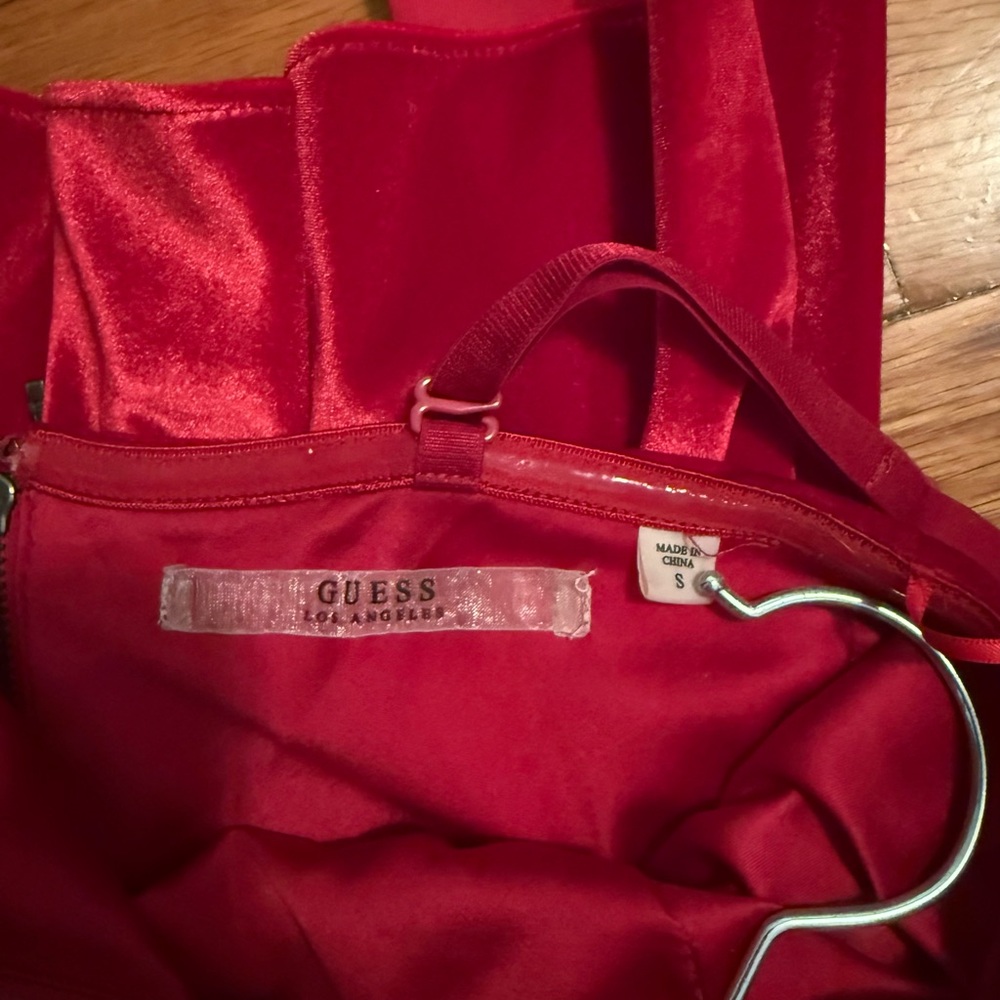 Guess Elegant Red Velvet Peplum Women's Top - Picture 3 of 4